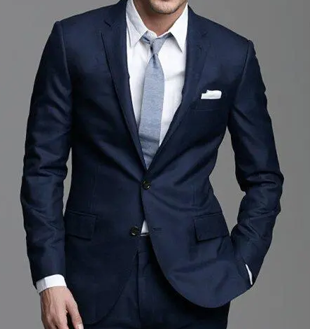 西裝只扣一?？圩?/></p><p>&nbsp; &nbsp; &nbsp; 單排一扣一，一般休閑西裝比較多，個別會用于禮服西裝，比較適合身材比較好的朋友，矮小體型的還可以拉長身型。</p><p>&nbsp; &nbsp; &nbsp; 單排二扣一，相對適用的場合比較多，也是非常經典的扣型，第一次定制西服的紅薯寶寶比較推薦。</p><p>&nbsp; &nbsp; &nbsp; 單排三扣一，最上方一例扣，一般為裝飾扣，意式西服采用較多。</p><p>&nbsp; &nbsp; &nbsp; 為什么西裝的最后一顆扣子為什么不要扣為什么西裝最后一顆扣子不扣，關于這個禮儀故事的傳說有很多種，有人說這起源于20世紀初的英國國王愛德華七世。他的體型偏胖，穿著正裝時最后的扣子實在系不上，尤其是盡情用餐后的開懷大笑總會崩掉扣子，于是他決定不系，既舒服又美觀。當時很多老百姓看到國王這樣很是與眾不同，也就學著那樣不系最后一顆扣子，這個禮儀習慣也延續(xù)至今。還有人說是因為西裝禮儀成型于16世紀，那時的男人還是利用馬駒當作交通工具。穿”下裝系上所有扣子會很拘謹，不方便起碼也容易將下擺崩開，干脆就不系最下面那顆了。久而久之人們發(fā)現(xiàn)這樣也很美觀，于是將它作為習慣與傳統(tǒng)延續(xù)至今。</p><p><br/></p></div>

<!--點贊開始-->
<div   class=